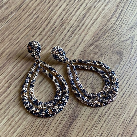 Elegant Black and Gold Teardrop Earrings - Picture 2 of 3